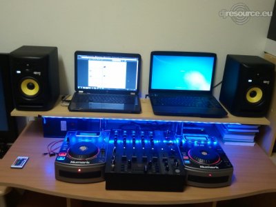 Show this booth : MTHIJSMusic's DJ -Booth Nov'12